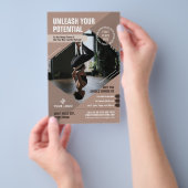 Yogakurse neutraler Beige-Foto-Personal-Trainer Flyer (Handgriff)