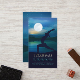 Yogalehrerin Mondlicht Halbmond Pose 5 Klasse Pass Treuekarte