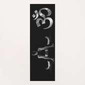 Yogaposition der Frau Om Black Minimalistisch Yoga Yogamatte (Vorderseite)