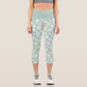 Yogaübung von Pastel Mint Green White Florals Capri Leggings (Vorderseite)