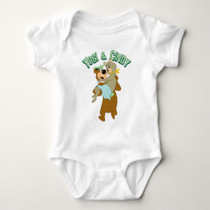 Yogi Bär trägt Cindy Bär Baby Strampler