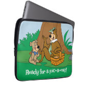 Yogi Bear and Boo Boo Picnic Snack Laptopschutzhülle (Vorne Rechts)