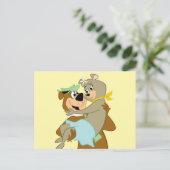 Yogi Bear Carry Cindy Bear Postkarte (Stehend Vorderseite)