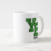Yogi Bear Gemustert Varsity Letters Jumbo-Tasse (Vorderseite Rechts)