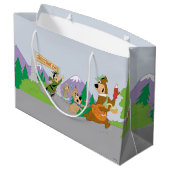 Yogi Bear's Great Picnic Basket Escape Große Geschenktüte (Rückseite Schrägansicht)