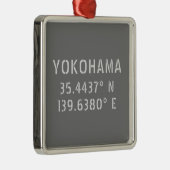 Yokohama Latitude & Longitude Ornament Aus Metall (Rechts)