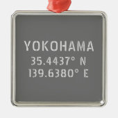 Yokohama Latitude & Longitude Ornament Aus Metall (Vorne)