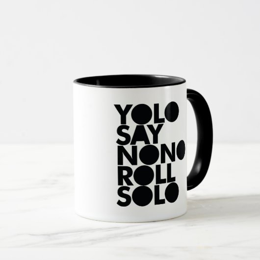 YOLO-Rollensolo gefüllt Tasse (VorderseiteRechts)