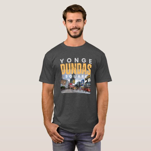 Yonge-Dundas Square Toronto Ikonische Sehenswürdig T-Shirt (Vorne ganz)