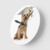 Yorkie Dog mit Abschluss Hat Runde Wanduhr (Winkel)
