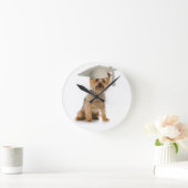 Yorkie Dog mit Abschluss Hat Runde Wanduhr (Zuhause)
