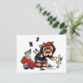 Yorkie im Garten Postkarte (Stehend Vorderseite)