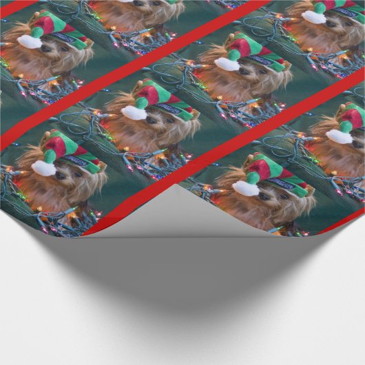 Yorkie in der Elf-Hut-Weihnachtsverpackung Geschenkpapier (Ecke)