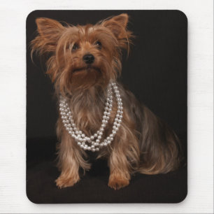 Yorkie in der Perlen-Halskette Mousepad