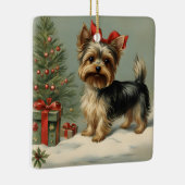 Yorkie mit Geschenken in der Nähe eines Weihnachts Keramikornament (Rechts)