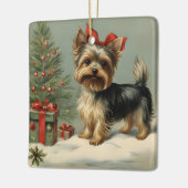 Yorkie mit Geschenken in der Nähe eines Weihnachts Keramikornament (Links)