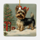 Yorkie mit Geschenken in der Nähe eines Weihnachts Keramikornament (Rückseite)