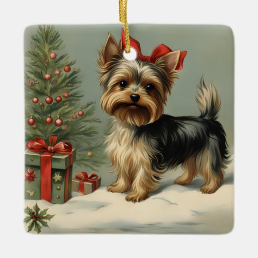 Yorkie mit Geschenken in der Nähe eines Weihnachts Keramikornament (Vorderseite)