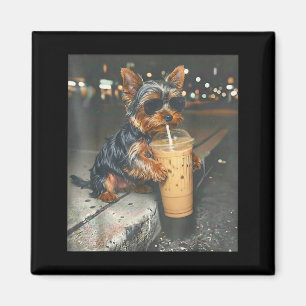 Yorkie trinkt eisgekühlten Kaffee lustiges Tier-Me Magnet