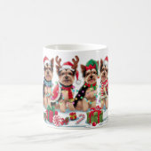 Yorkie-Weihnachtsmannmütze gegen die Weihnachtsbel Kaffeetasse (Mittel)
