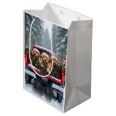 Yorkipoo Christmas Red Truck Holiday Gift Mittlere Geschenktüte (Rückseite Schrägansicht)