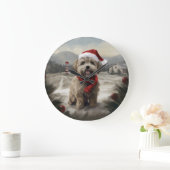 Yorkipoo Dog zu Weihnachten im Schnee Große Wanduhr (Zuhause)