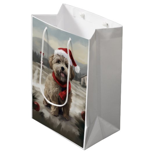 Yorkipoo Dog zu Weihnachten im Schnee Mittlere Geschenktüte (Vorderseite Schrägansicht)