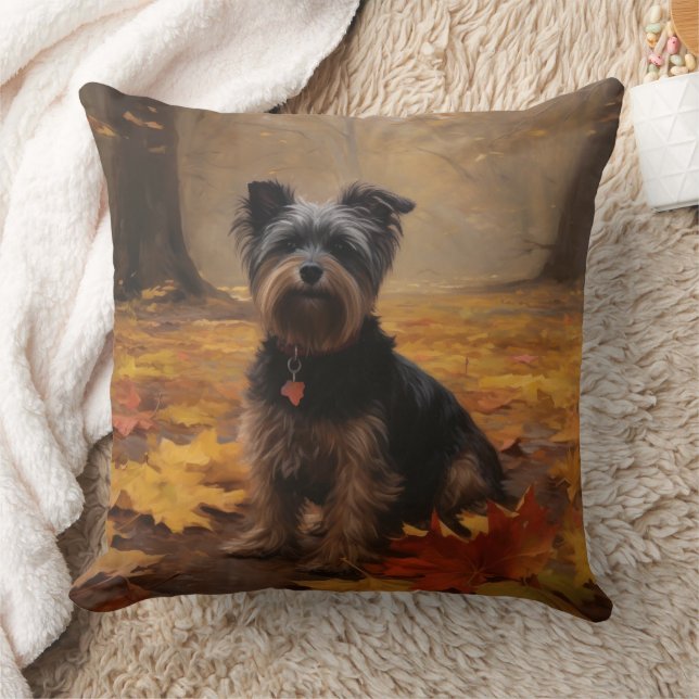 Yorkipoo im Herbstfall Inspiriert Kissen (Decke)