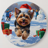 Yorkipoo läuft im Schnee mit Weihnachtshut Button (Vorderseite)