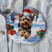 Yorkipoo läuft im Schnee mit Weihnachtshut Button (Beispiel)