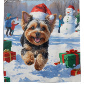 Yorkipoo läuft im Schnee mit Weihnachtshut Duschvorhang (Vorderseite)