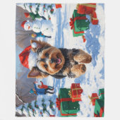 Yorkipoo läuft im Schnee mit Weihnachtshut Fleecedecke (Vorderseite)