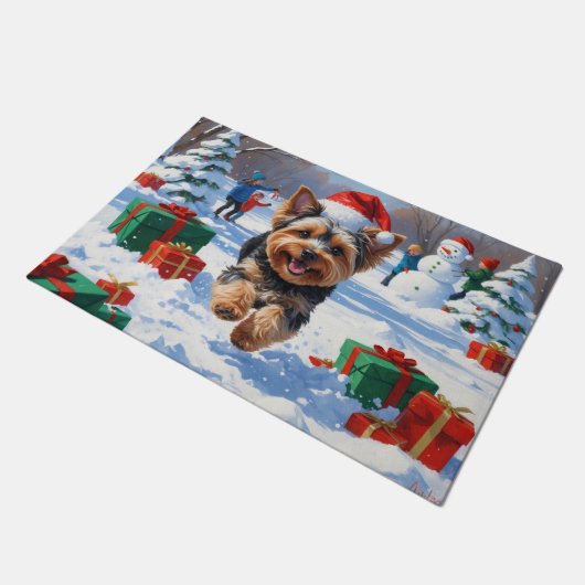 Yorkipoo läuft im Schnee mit Weihnachtshut Fußmatte (Schrägansicht)