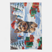 Yorkipoo läuft im Schnee mit Weihnachtshut Geschirrtuch (Vertikal)