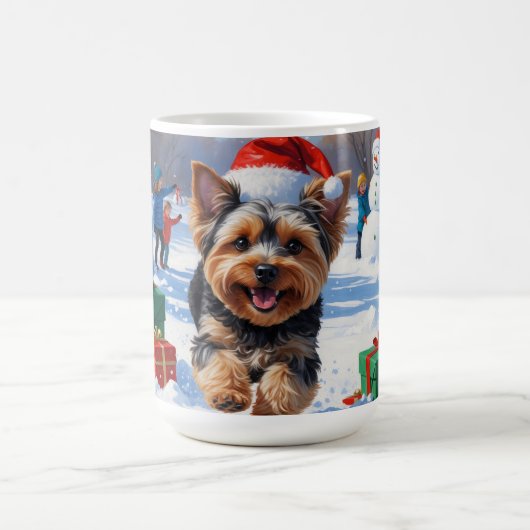 Yorkipoo läuft im Schnee mit Weihnachtshut Kaffeetasse (Mittel)