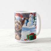 Yorkipoo läuft im Schnee mit Weihnachtshut Kaffeetasse (VorderseiteRechts)
