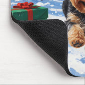 Yorkipoo läuft im Schnee mit Weihnachtshut Mousepad (Ecke)