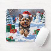Yorkipoo läuft im Schnee mit Weihnachtshut Mousepad (Mit Mouse)