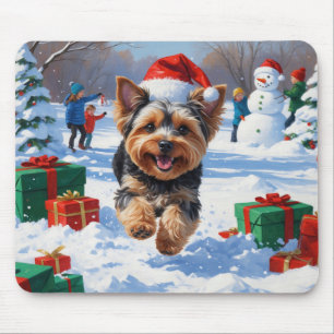 Yorkipoo läuft im Schnee mit Weihnachtshut Mousepad