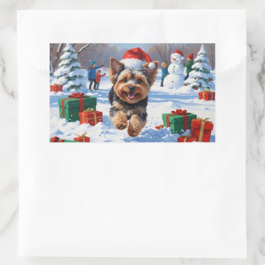 Yorkipoo läuft im Schnee mit Weihnachtshut Rechteckiger Aufkleber (Tasche)