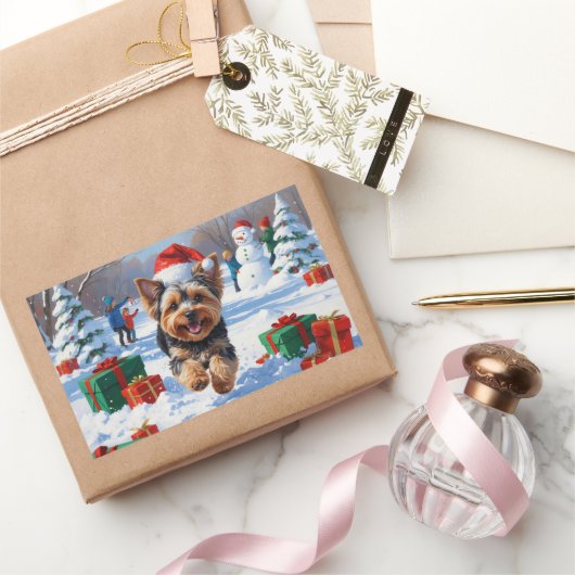 Yorkipoo läuft im Schnee mit Weihnachtshut Rechteckiger Aufkleber (Schenken)