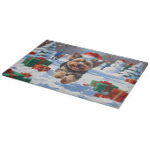 Yorkipoo läuft im Schnee mit Weihnachtshut Schneidebrett (Ecke)