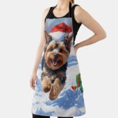 Yorkipoo läuft im Schnee mit Weihnachtshut Schürze (InSitu)