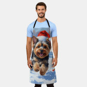 Yorkipoo läuft im Schnee mit Weihnachtshut Schürze (Getragen)