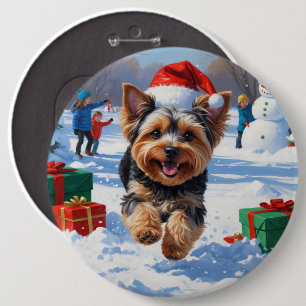 Yorkipoo läuft im Schnee mit Weihnachtsmütze Button