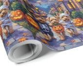Yorkipoo Trick-or-Treating in Halloween-Kostümen Geschenkpapier (Rolleneckpunkt)