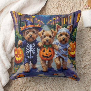 Yorkipoo Trick-or-Treating in Halloween-Kostümen Kissen