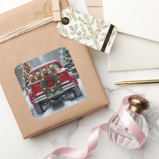 Yorkshire Terrier Christmas Red Truck Holiday Gift Quadratischer Aufkleber (Schenken)