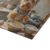 Yorkshire Terrier Cooking in Kitchen Schneidebrett (Ecke)