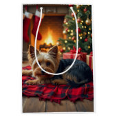 Yorkshire Terrier Cozy Christmas Evening Painting Mittlere Geschenktüte (Vorderseite)